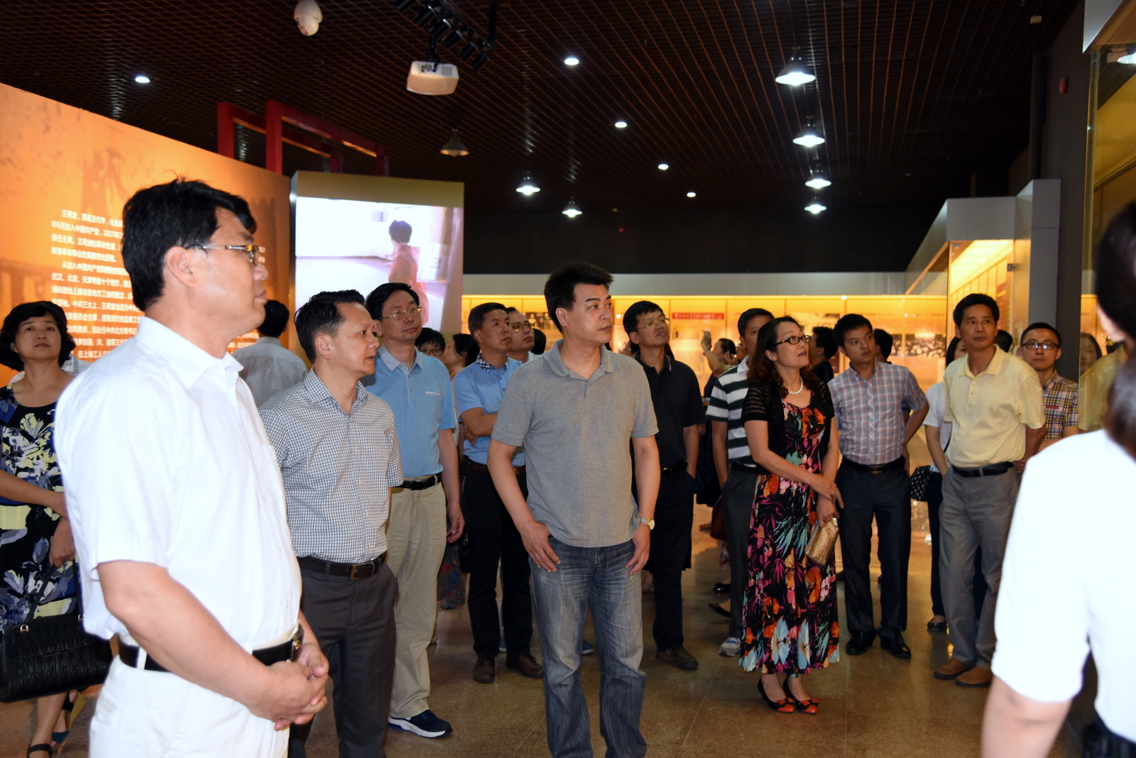 参观王荷波事迹展(一)