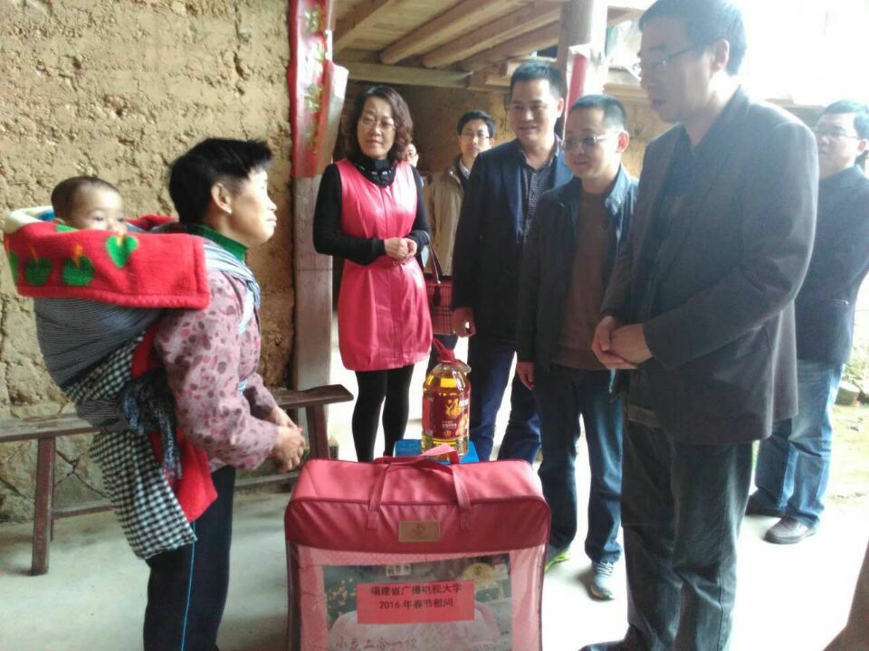 走家入户慰问东湖村困难群众