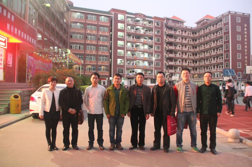 调研组察看梅山实验学院校园基础建设并合影