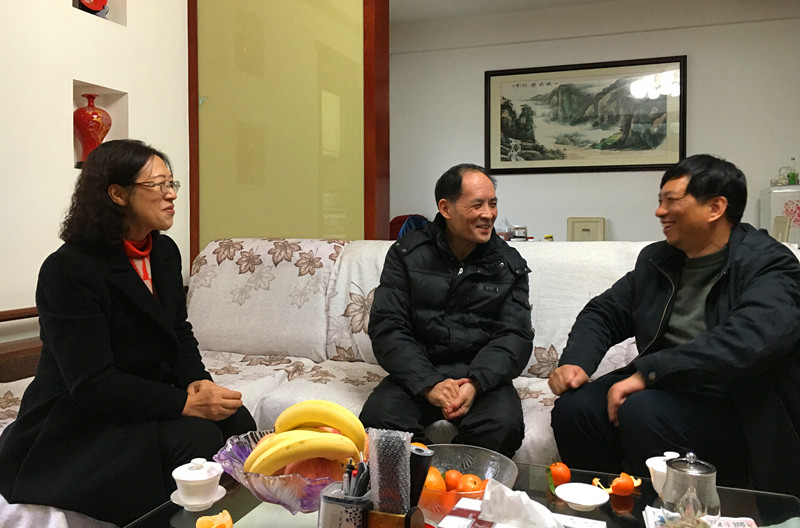 王幼新与原校纪委书记王振杰交谈