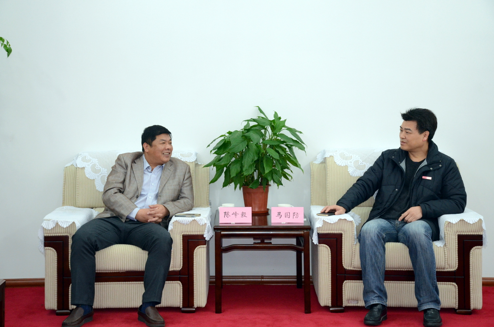 党委书记马国防与将乐县副县长陈峰毅