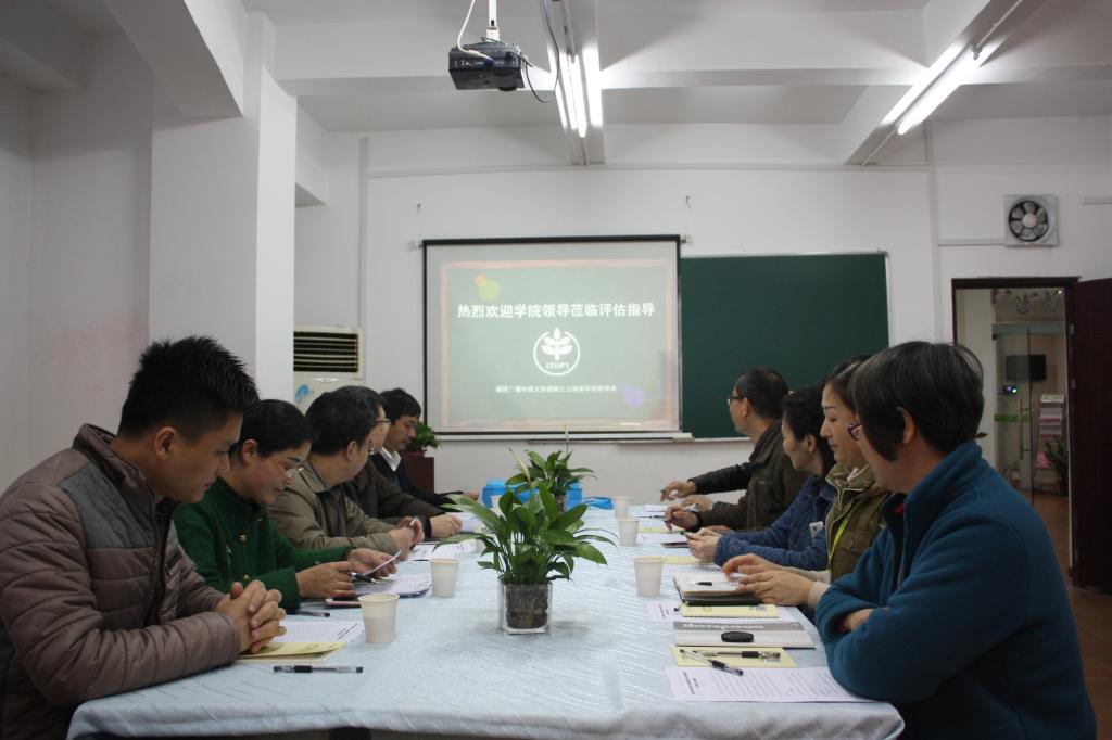 在福州三山培训学校听取评估整改工作进展