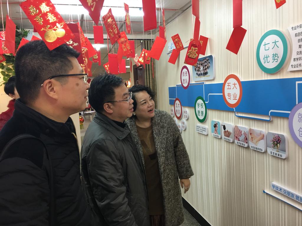 图:吴国一行在安琪儿负责人陪同下调研了解企业情况