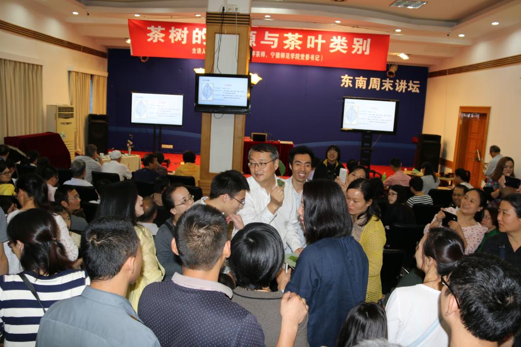夏良玉老师教学生辨别茶叶