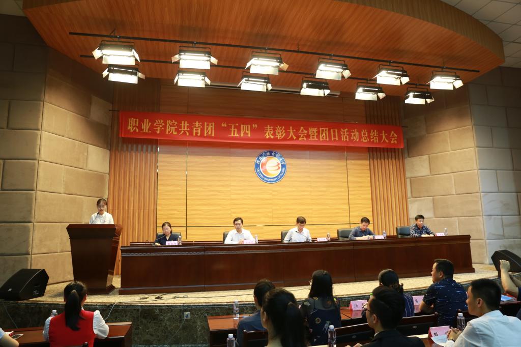 红旗团支部代表熊文欣发言