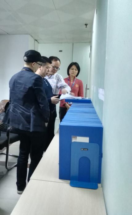 专家查阅资料并询问情况