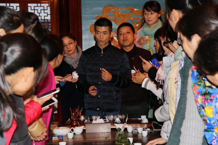 武夷山市永乐天阁茶业有限公司负责人介绍武夷岩茶制作工艺与营销模式